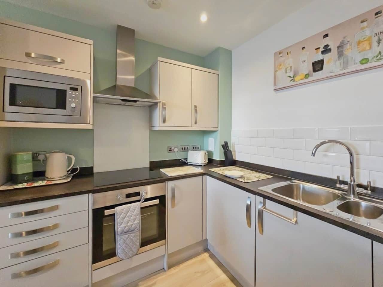 Frigorífic, microones, forn i placa de cuina 