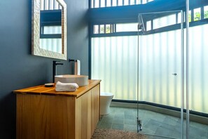 Douche, articles de toilette écologiques, sèche-cheveux