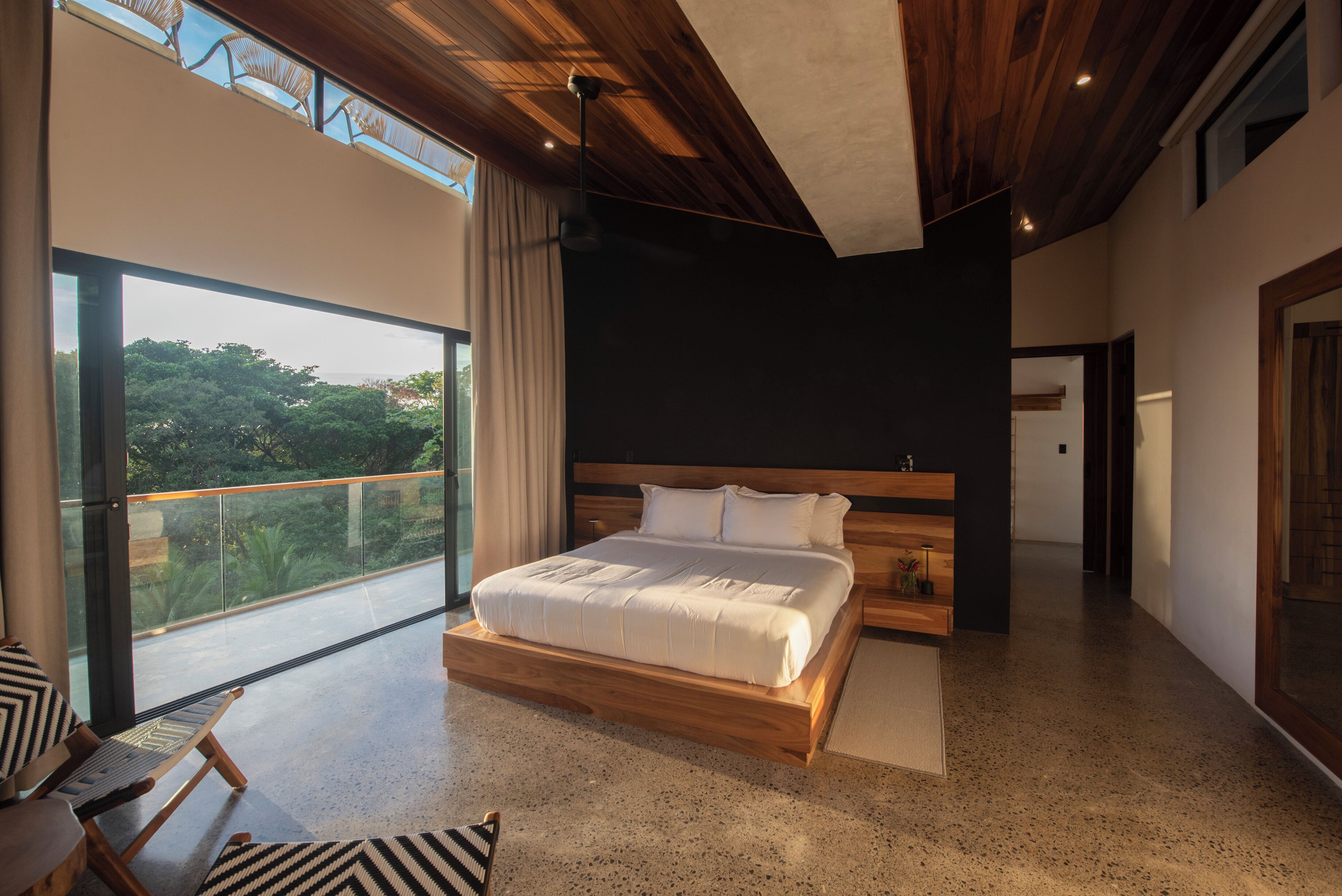 3 chambres, coffres-forts dans les chambres, bureau