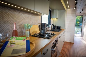 Kühlschrank, Ofen, Herdplatte, Geschirrspüler