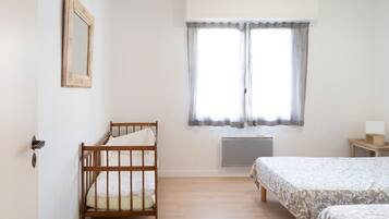 2 bedrooms, iron/ironing board, WiFi, bed sheets