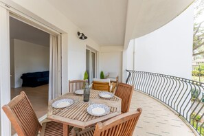 تناول الطعام بالخارج