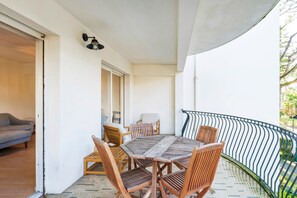Outdoor dining - Spacious and Cozy 2-Bedroom Apartment in Central Hossegor, Near Beaches & Lake (HOSSEGOR)