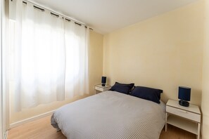 2 عدّة غرف نوم ومكواة/لوح كي وواي فاي وملاءات أسرّة