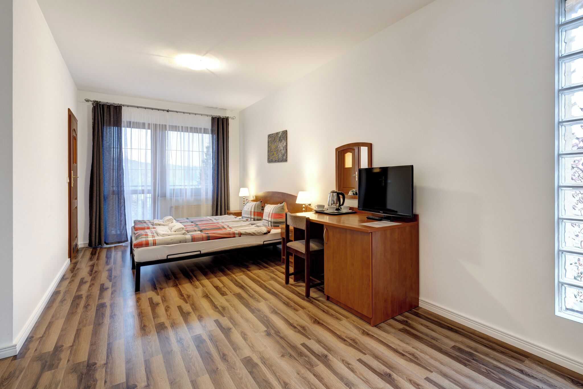 Ropa de cama hipoalergénica y tabla de planchar con plancha 