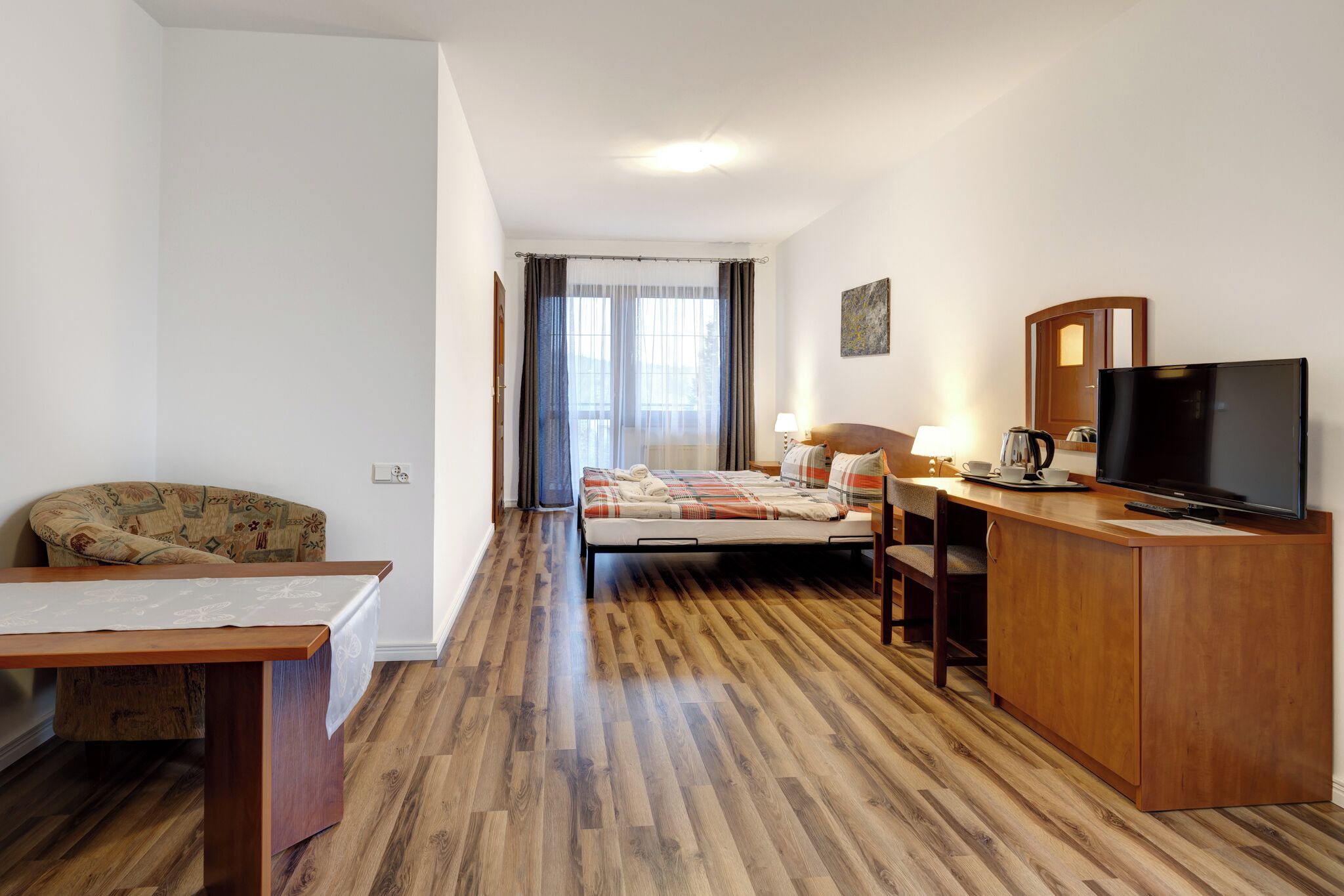 Quarto casal conforto | Roupas de cama antialérgicas, ferros/tábuas de passar roupa