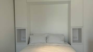 Rideaux occultants, chambres insonorisées, fer et planche à repasser