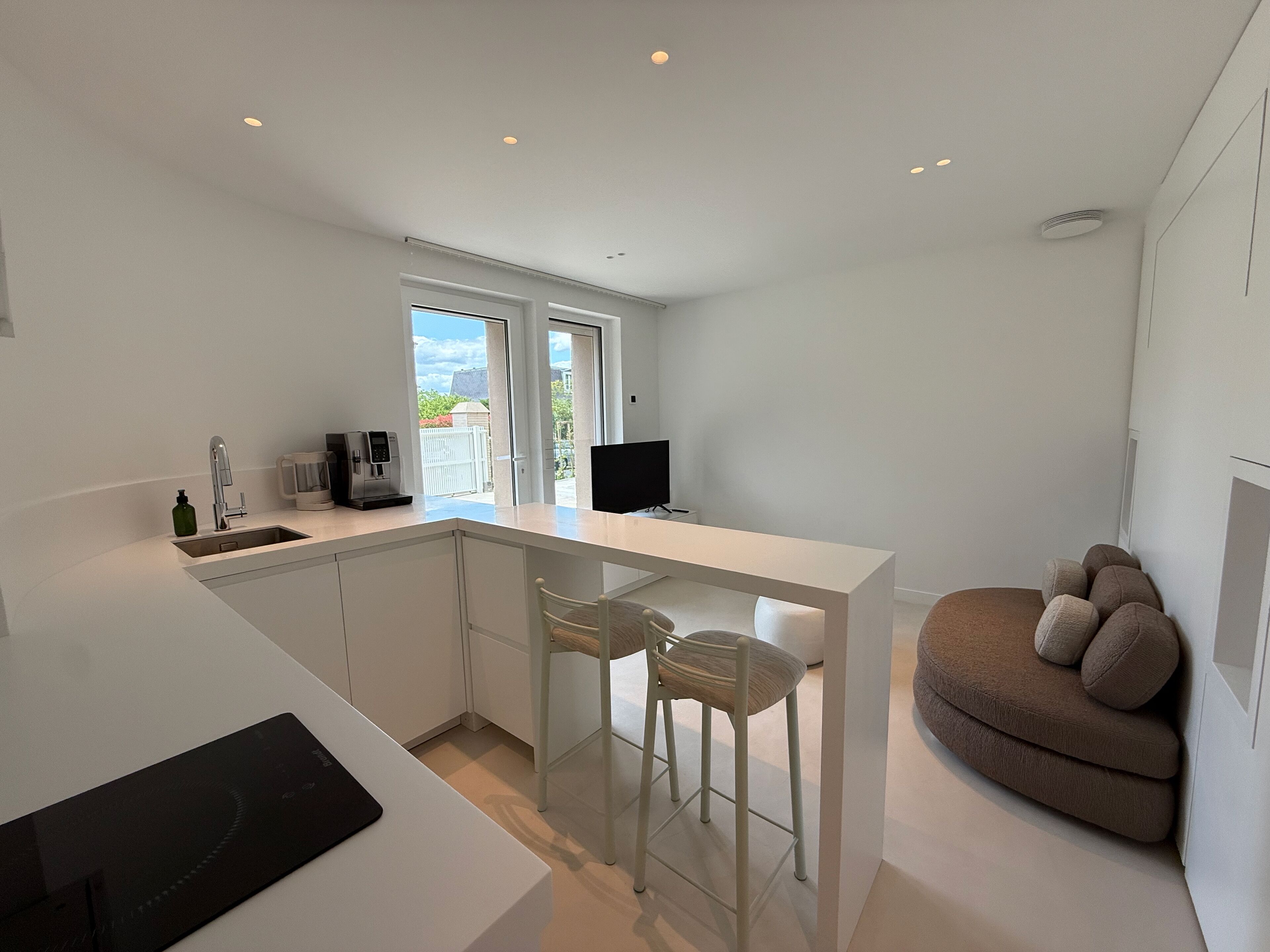 Appartement, aan tuin | Privékeuken | Een minikoelkast, een microgolfoven, een oven, een kookplaat