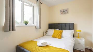 2 bedrooms, iron/ironing board, internet, bed sheets