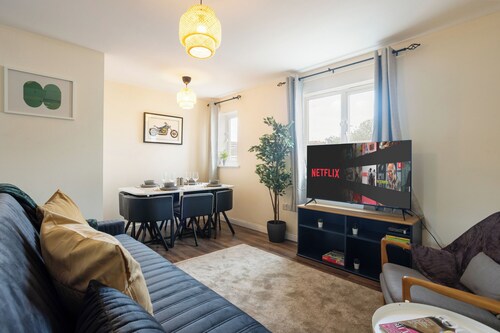 Modern Two Bedroom Flat in E16 Perfect for Groups and Families