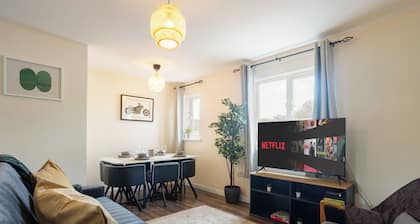 Modern Two Bedroom Flat in E16 Perfect for Groups and Families