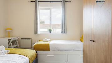 2 bedrooms, iron/ironing board, Internet, bed sheets