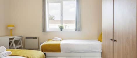 2 bedrooms, iron/ironing board, internet, bed sheets