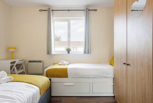 Modern Two Bedroom Flat in E16 Perfect for Groups and Families