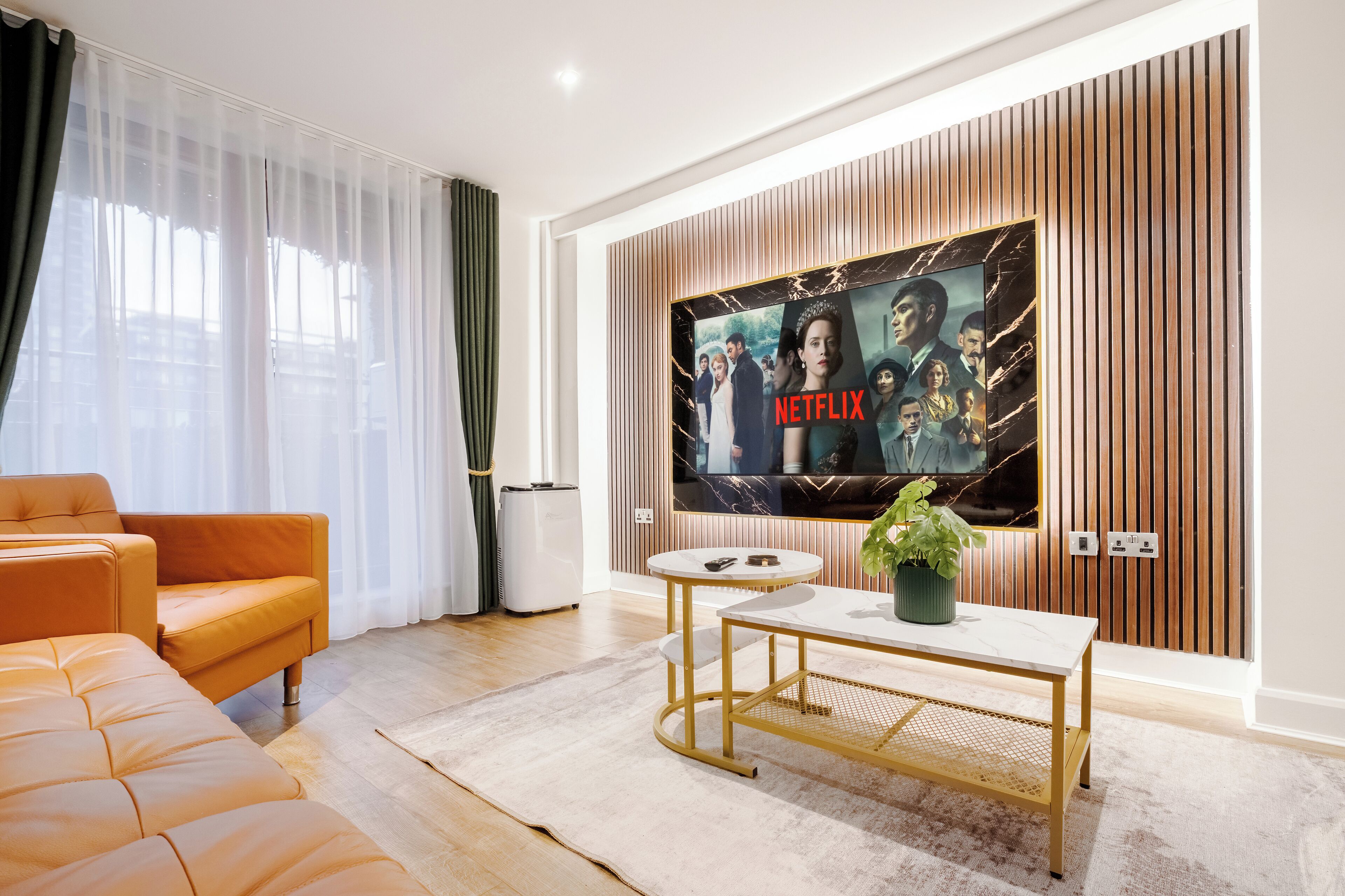 Apartamento superior, 3 habitaciones, Aire acondicionado | Sala de estar | Smart TV de 75 pulgadas con canales digitales, además de Netflix, Hulu