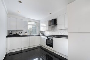 Premier Apartment, 3 Bedrooms, Air conditioning | Private kitchen - Marble Arch Serviced Apartments (London)