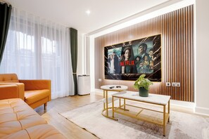 Superior Apartment, 3 Bedrooms, Air conditioning | Living room | 75-inch Smart TV with digital channels, Netflix, Hulu - LONDONERS│Marble Arch Serviced Apartments  (London)