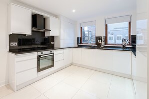 Superior-lejlighed - 3 soveværelser - aircondition | Privat køkken | Køleskab/fryser i fuld størrelse, mikrobølgeovn, ovn, kogeplade