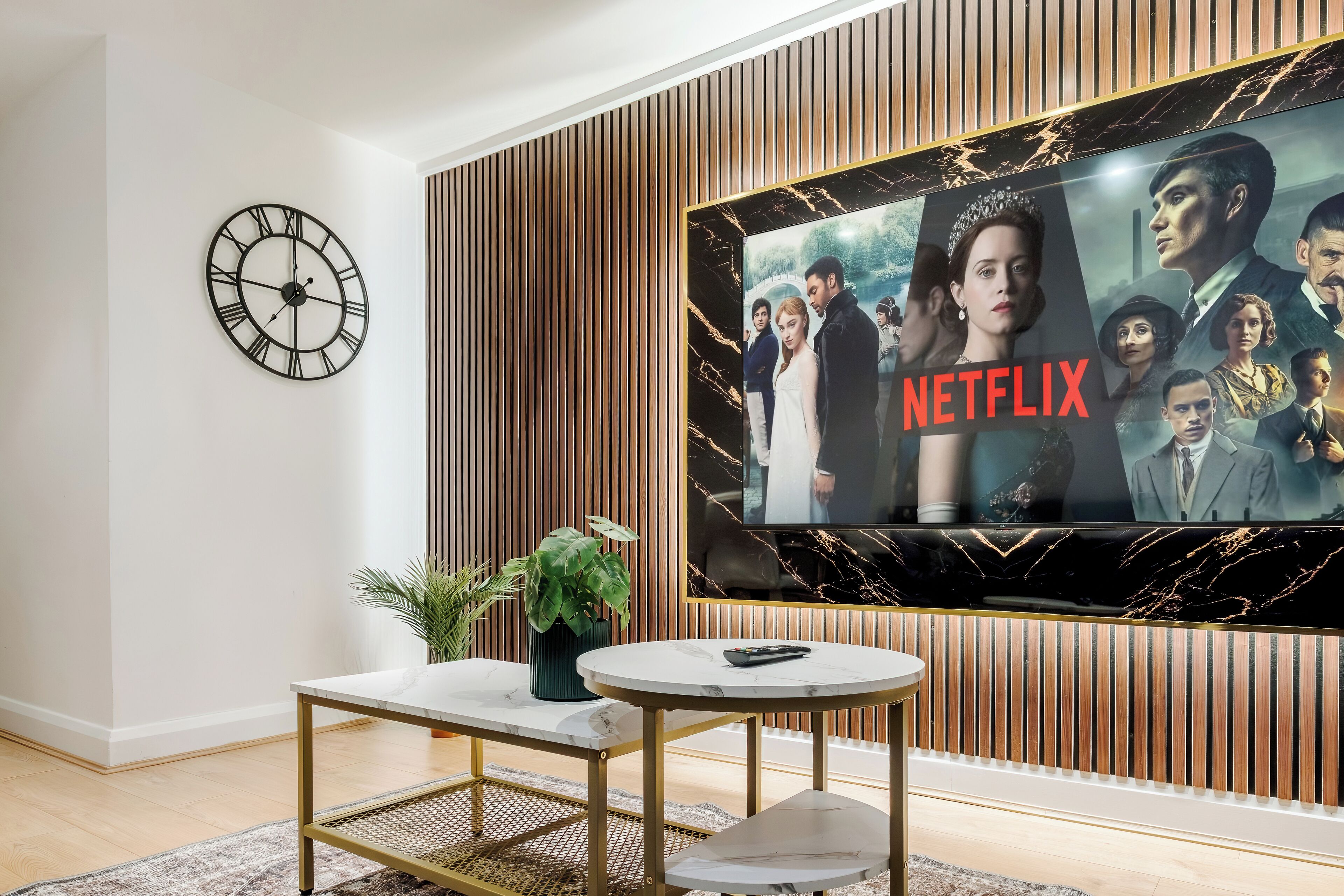 Apartamento ejecutivo, 2 habitaciones, Aire acondicionado | Sala de estar | Smart TV de 75 pulgadas con canales digitales, además de Netflix, Hulu