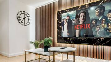 Apartamento ejecutivo, 2 habitaciones, Aire acondicionado | Sala de estar | Smart TV de 75 pulgadas con canales digitales, además de Netflix, Hulu