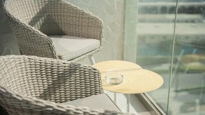 Room - Luxury 1BR Minutes to Dubai Mall MBR City (Dubai)
