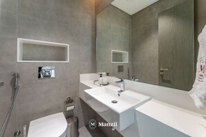 Apartment - Luxury 1BR Minutes to Dubai Mall MBR City (Dubai)