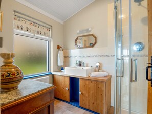 Shower, hair dryer, towels - The Residence Renvyle countryside get away (Renvyle)