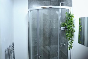 Suihku, hiustenkuivaaja, pyyhkeet, saippua