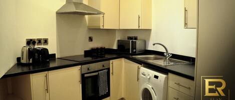 冷蔵庫、電子レンジ、オーブン、コンロ