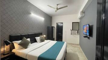 Habitación doble Deluxe | Cortinas blackout, tabla de planchar con plancha y camas extra