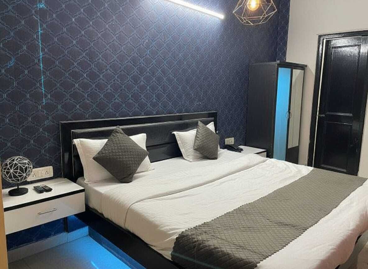 遮光窗帘、熨斗/熨板、折叠床/加床（额外收费）、免费 WiFi