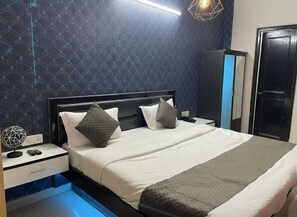 Cortinas blackout, tabla de planchar con plancha y camas extra