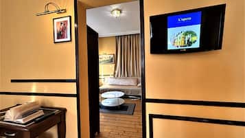 Deluxe-Doppelzimmer, Balkon, Stadtblick | Zimmersafe, Schreibtisch, schallisolierte Zimmer, Bügeleisen/Bügelbrett