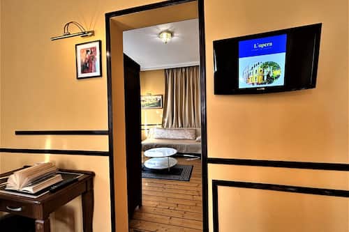 Chambre Double Deluxe, balcon, vue ville | Coffres-forts dans les chambres, bureau, chambres insonorisées