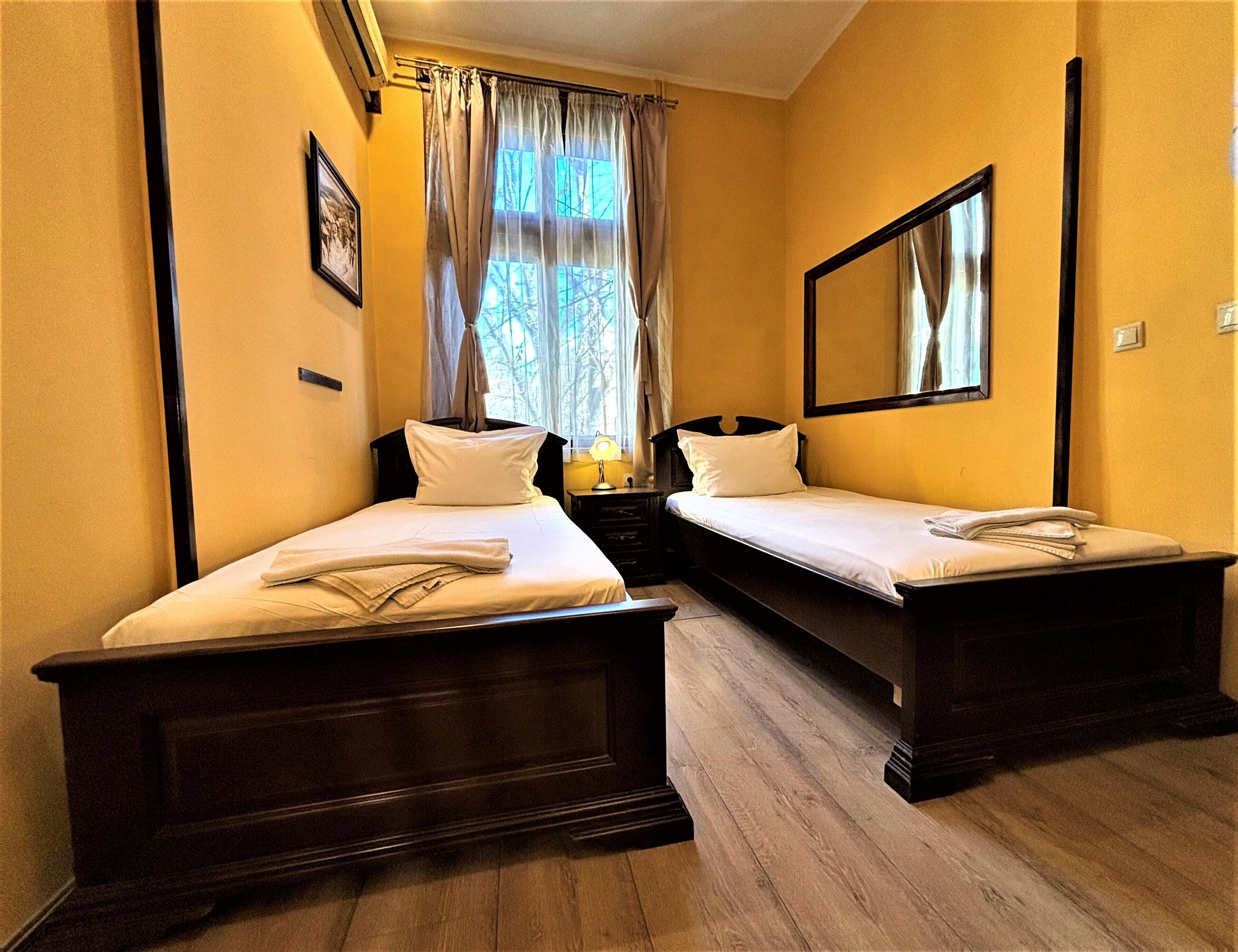 Twin Room | In-room safe, desk, soundproofing, iron/ironing board