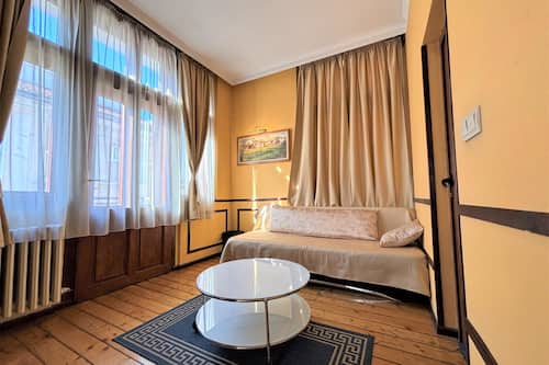Chambre Double Deluxe, balcon, vue ville | Coffres-forts dans les chambres, bureau, chambres insonorisées