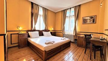 Chambre Double Deluxe, balcon, vue ville | Coffres-forts dans les chambres, bureau, chambres insonorisées