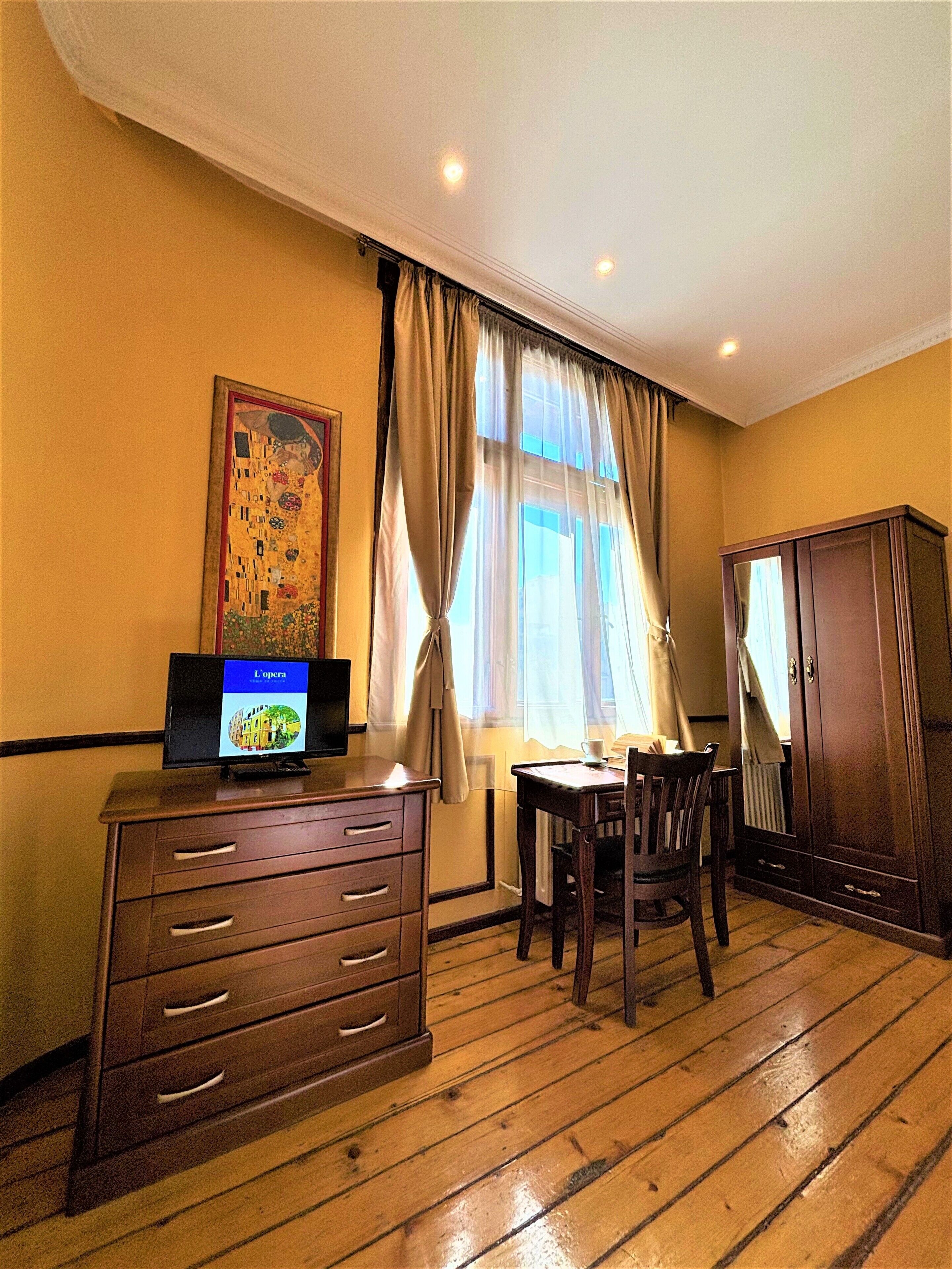 Double Room | In-room safe, desk, soundproofing, iron/ironing board