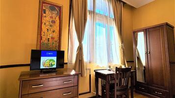 Double Room | In-room safe, desk, soundproofing, iron/ironing board