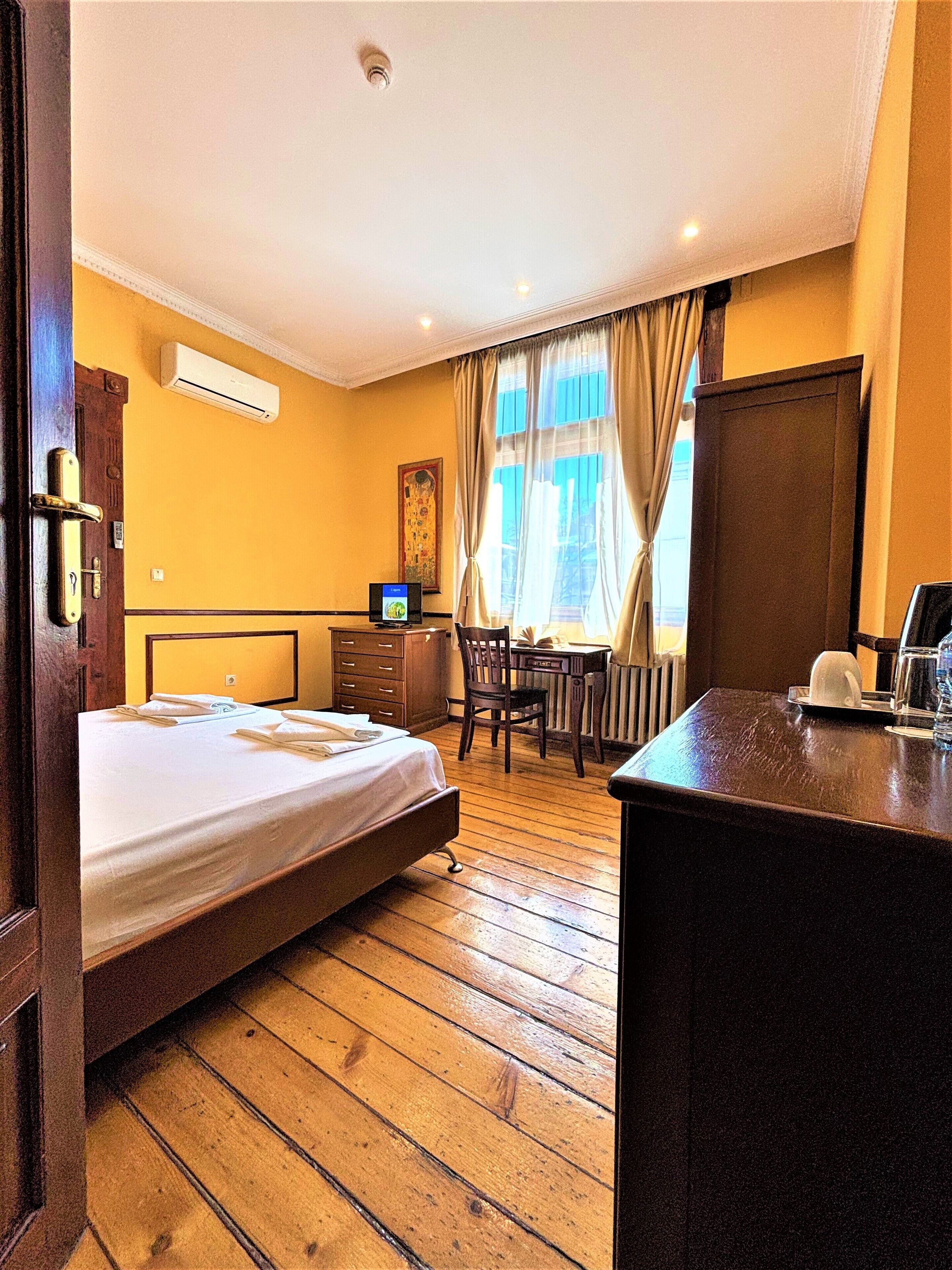 Double Room | In-room safe, desk, soundproofing, iron/ironing board