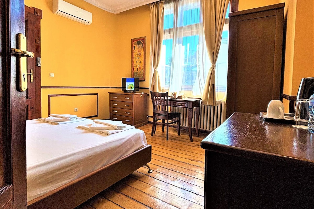 Double Room | In-room safe, desk, soundproofing, iron/ironing board