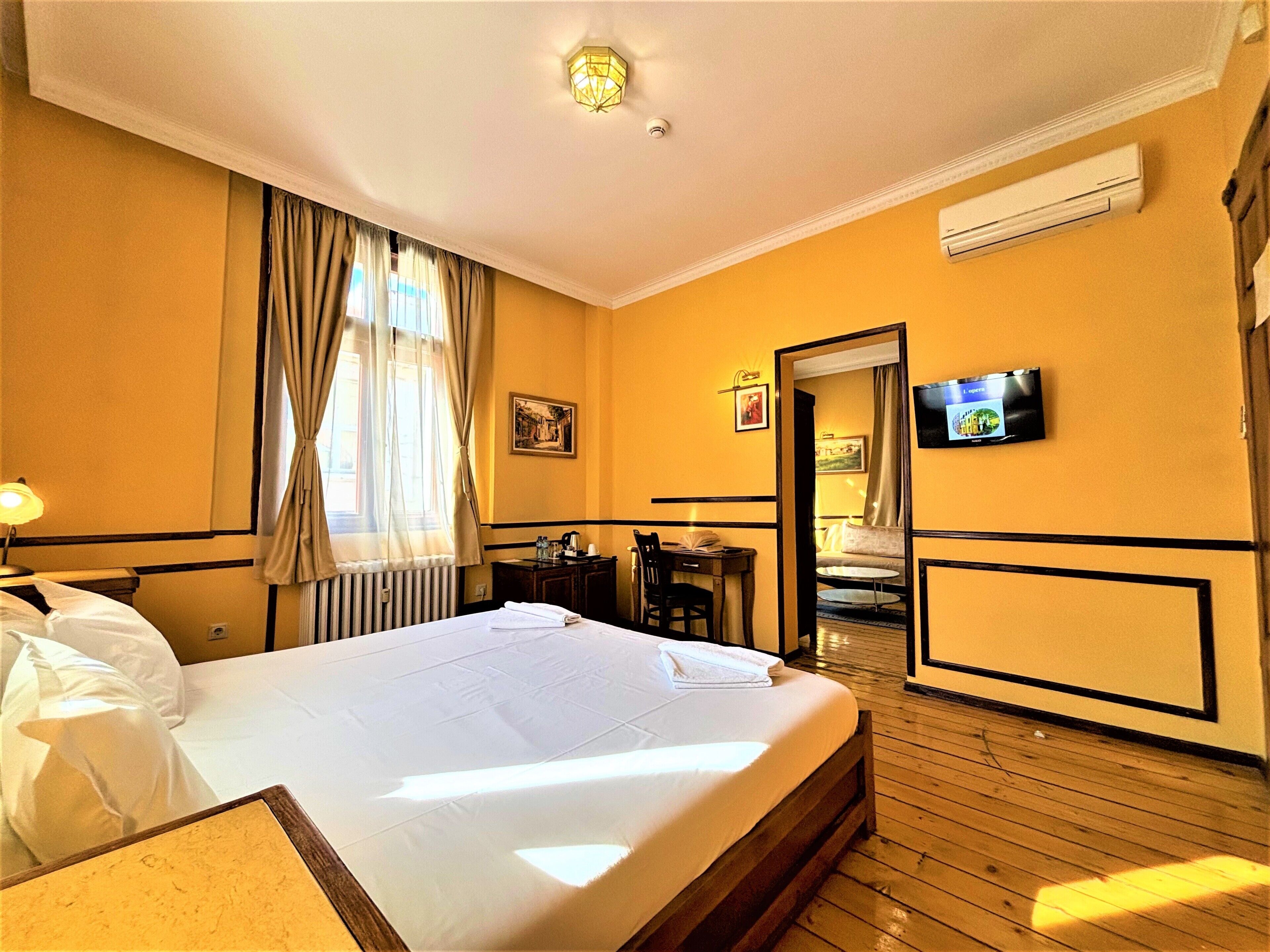 Chambre Double Deluxe, balcon, vue ville | Coffres-forts dans les chambres, bureau, chambres insonorisées