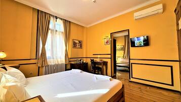 Chambre Double Deluxe, balcon, vue ville | Coffres-forts dans les chambres, bureau, chambres insonorisées