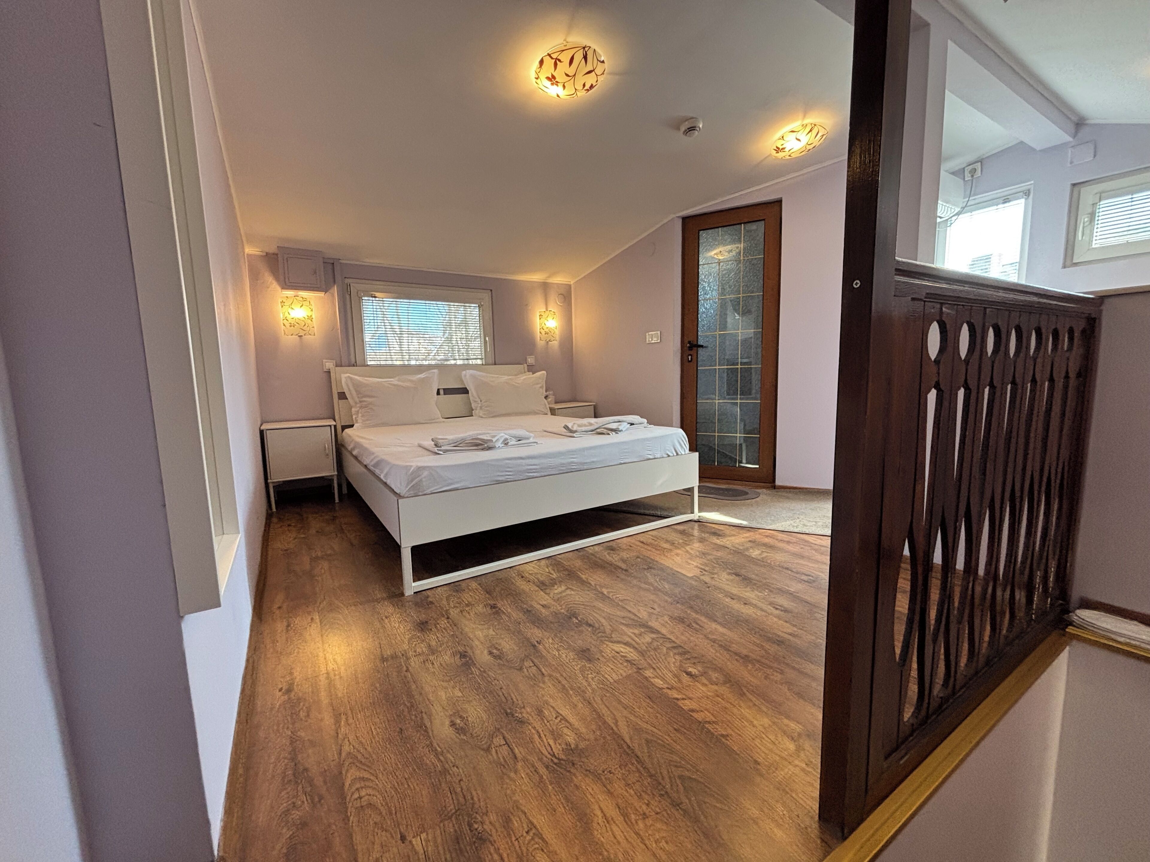 Loft | Peti besi dalam bilik, meja, kalis bunyi, seterika/papan seterika 