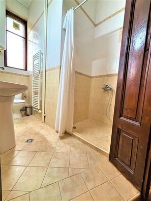 Twin Room | Bathroom | Shower, hair dryer, slippers, towels - Lopera Guest House (Sofia)