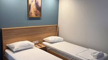 Economy kamer, 1 twee- of 2 eenpersoonsbedden | Een bureau, een laptopwerkplek, gratis wifi