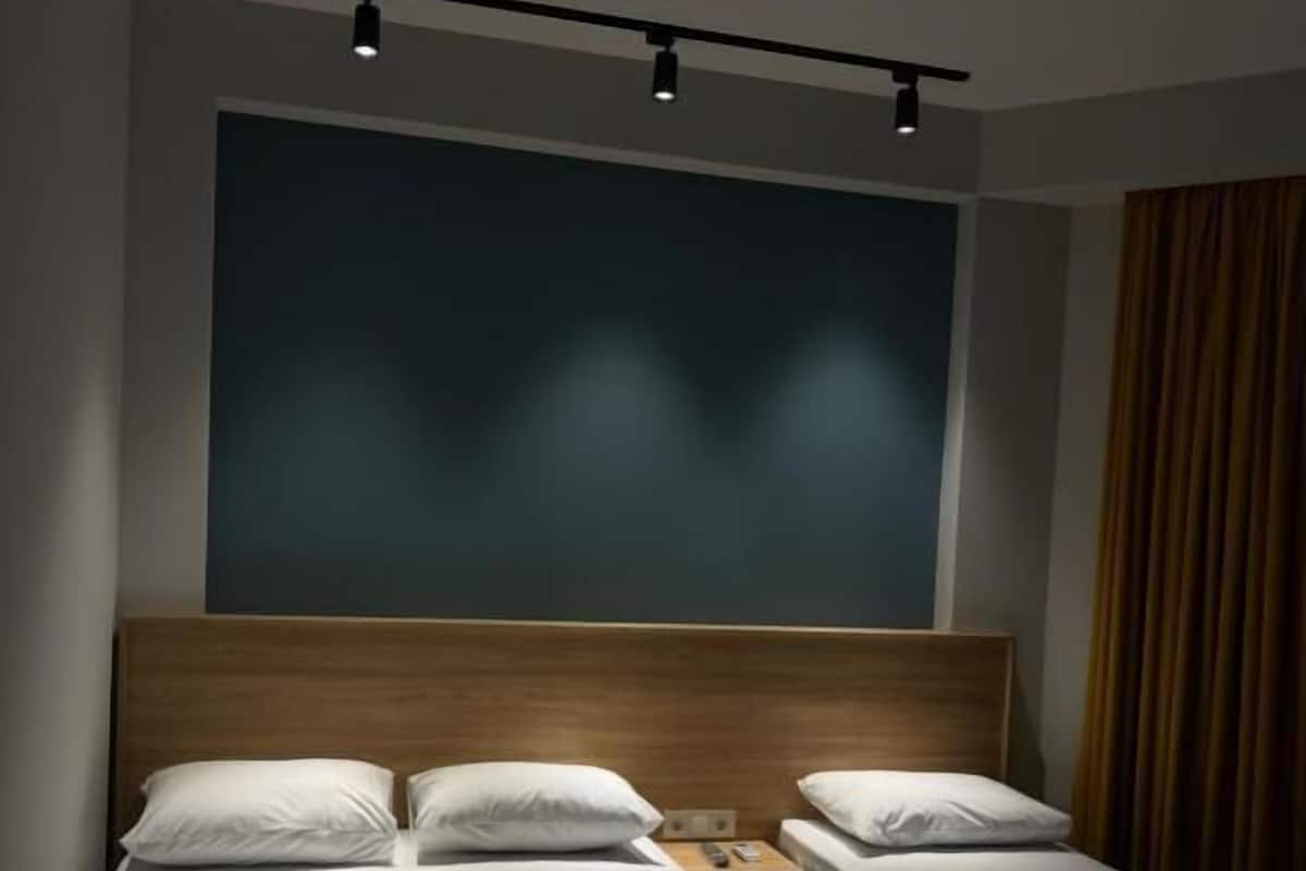 Habitación triple clásica, balcón, vista a la ciudad | Escritorio, espacio para trabajar con laptop y wifi gratis