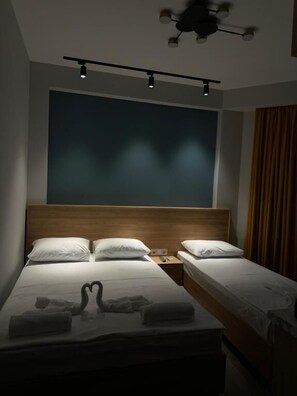 Escritorio, espacio para trabajar con laptop y wifi gratis 