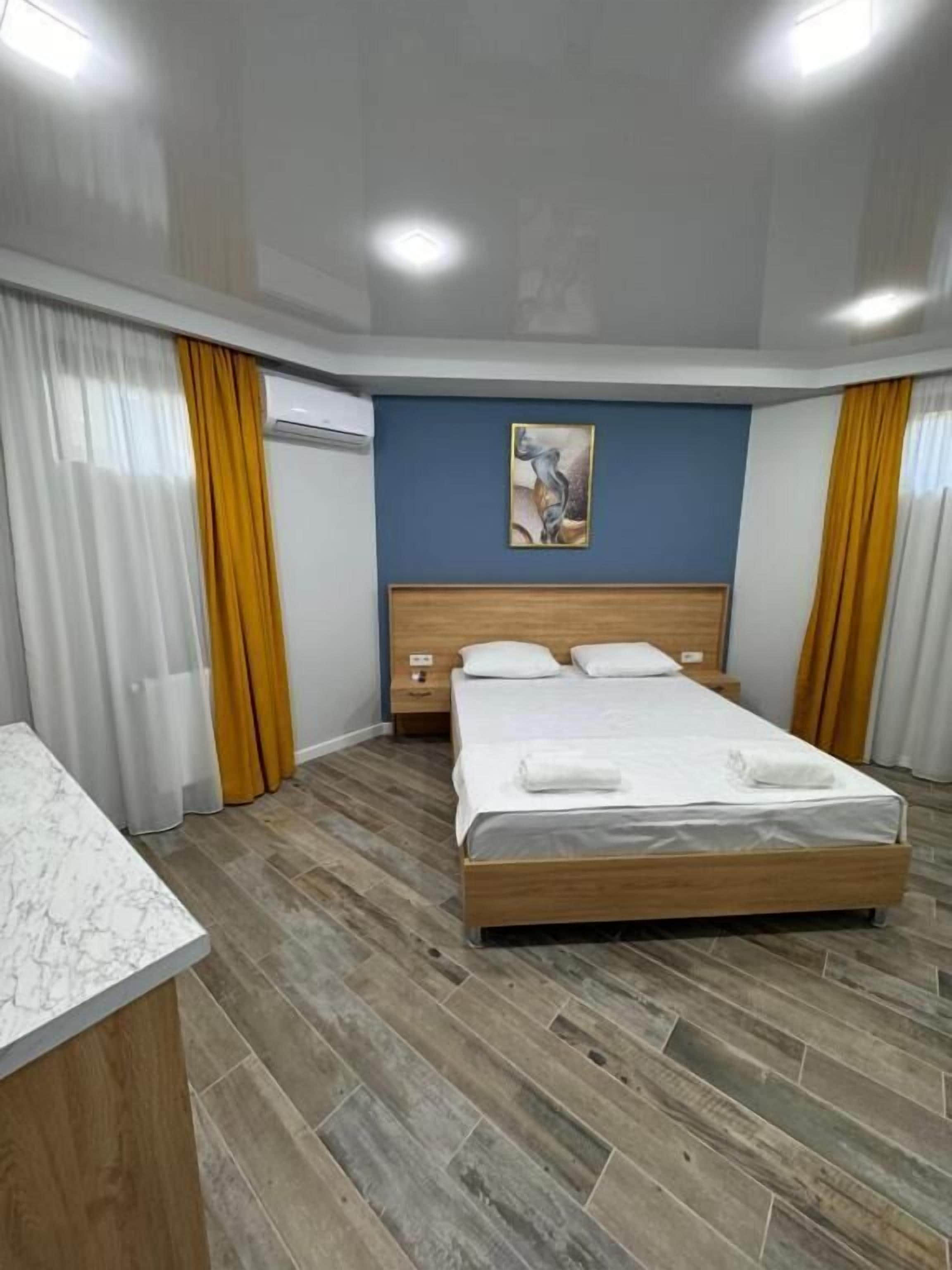 Bureau, espace de travail pour ordinateur portable, Wi-Fi gratuit