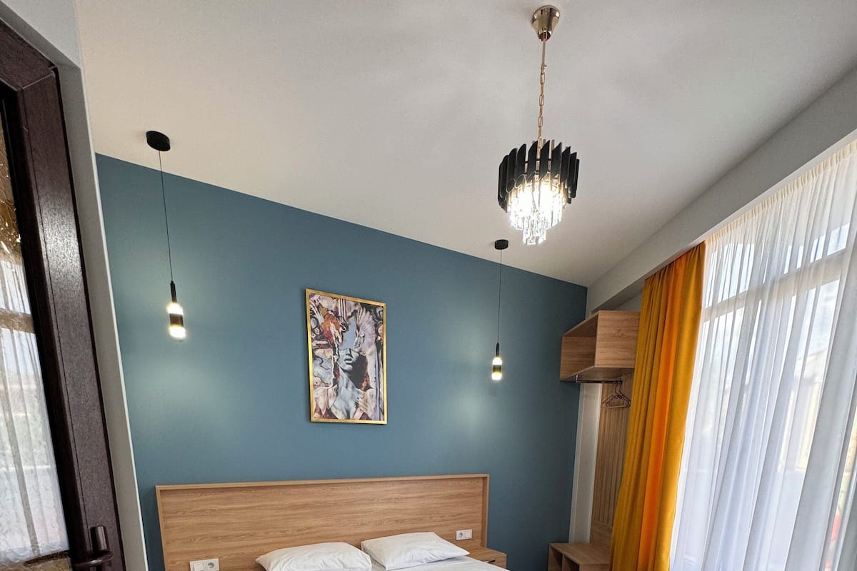 Habitación doble clásica, balcón, vista al patio | Escritorio, espacio para trabajar con laptop y wifi gratis